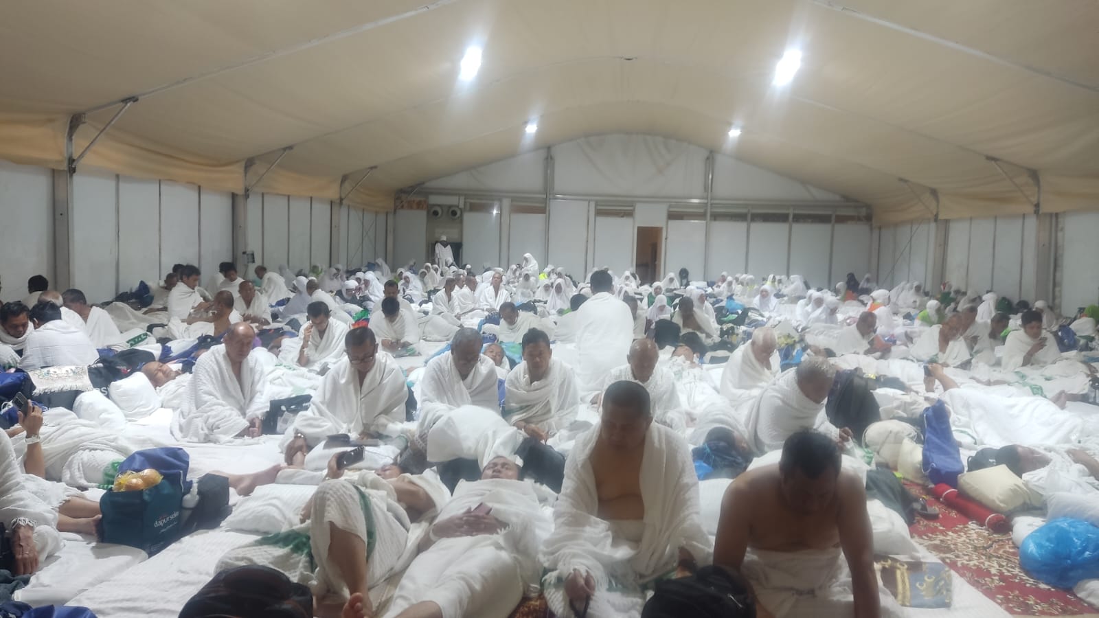 Jamaah haji di tenda Arafah dalam prosesi puncak ibadah haji.