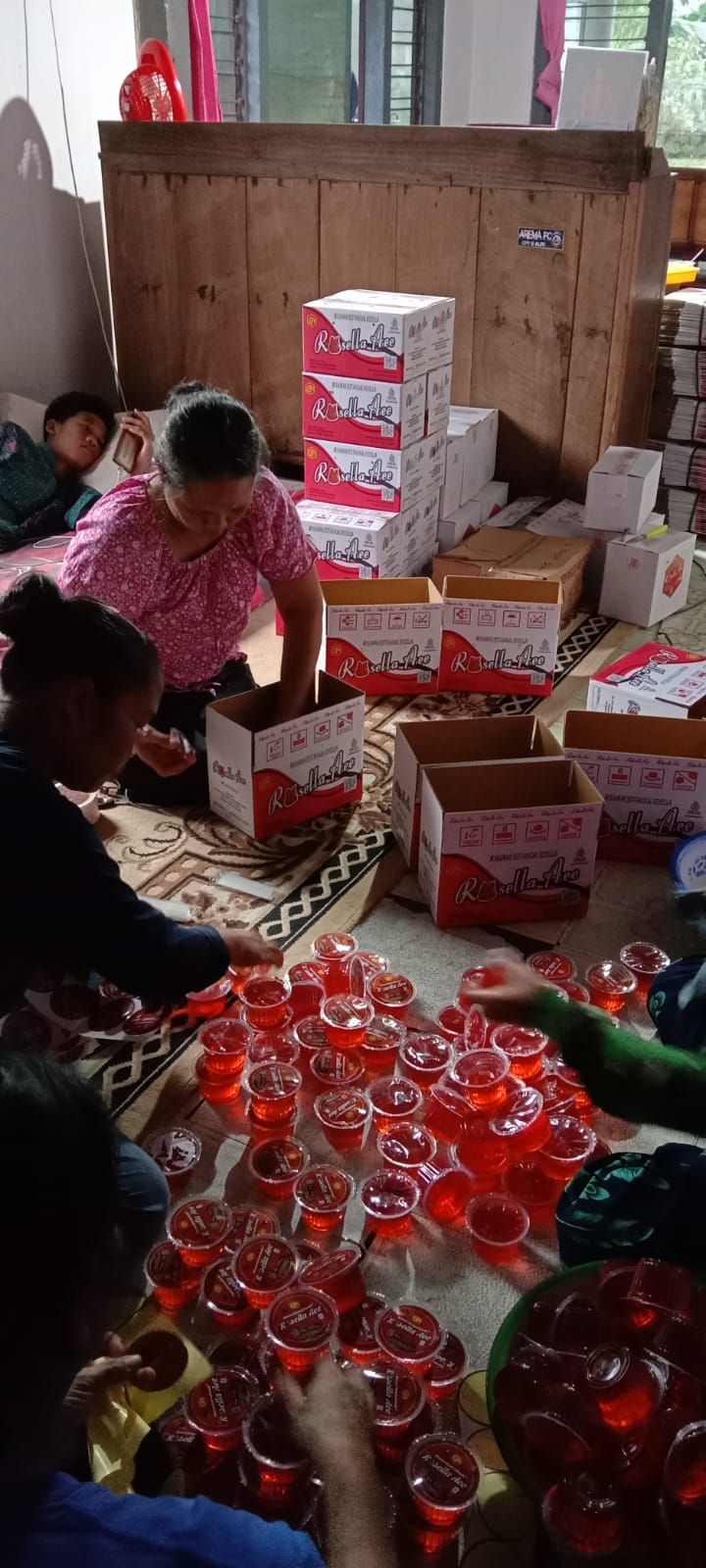 Kegiatan warga di Kampung Rosella yang berada di Desa Sumberdem, Kecamatan Wonosari, Kabupaten Malang.