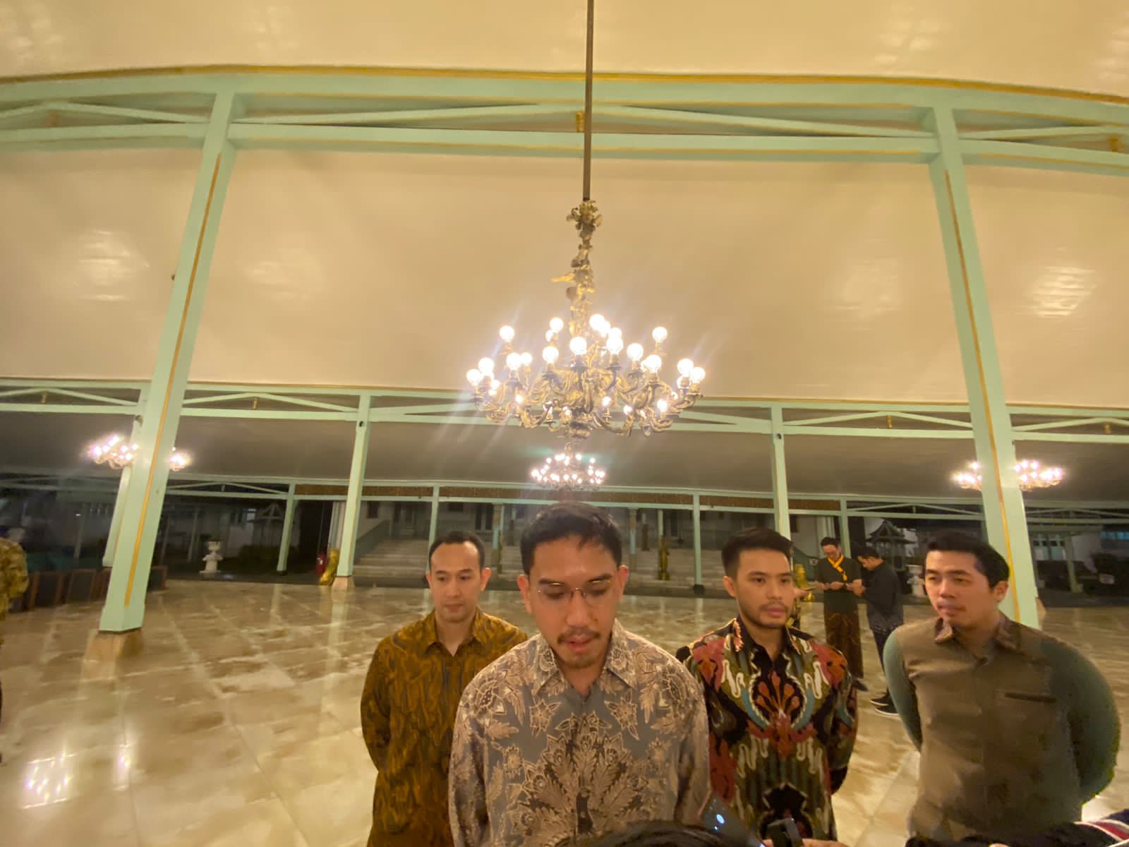 Jajaran petinggi Kesatria Bengawan Solo kunjungi Pura Mangkunegaran, Minggu (16/6) malam.