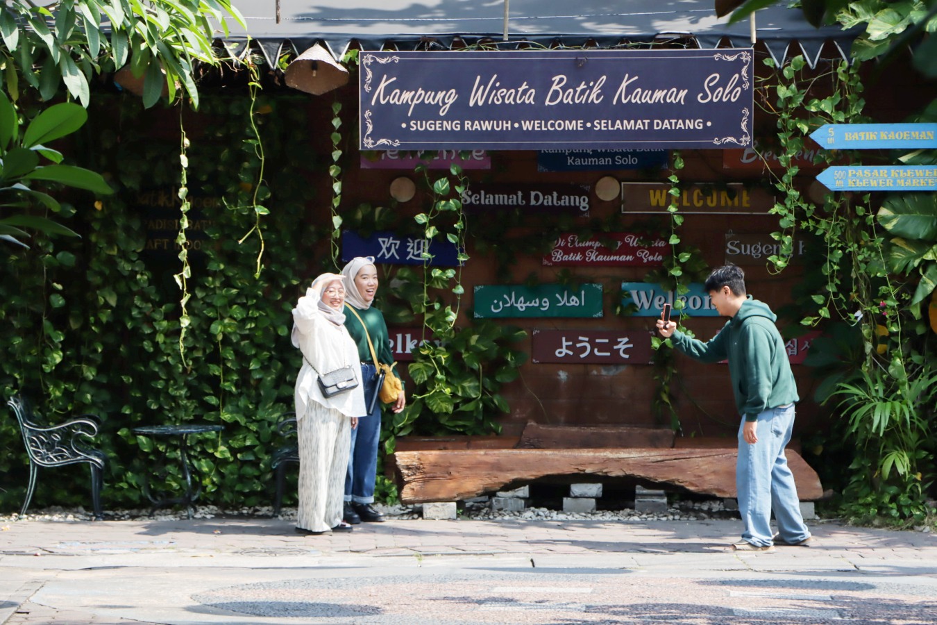 Wisatawan berswafoto di salah satu sudut Kampung Batik Kauman yang juga masuk prioritas pembangunan.