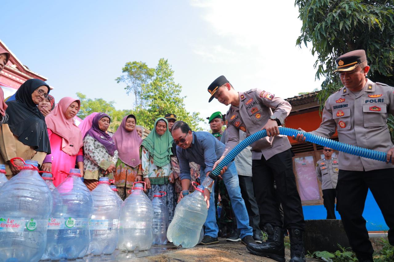 Polres Klaten menyalurkan air bersih di Desa Tlogowatu, Kecamatan Kemalang, Klaten, Jumat (14/6/2024). (Dokumentasi Polres Klaten)