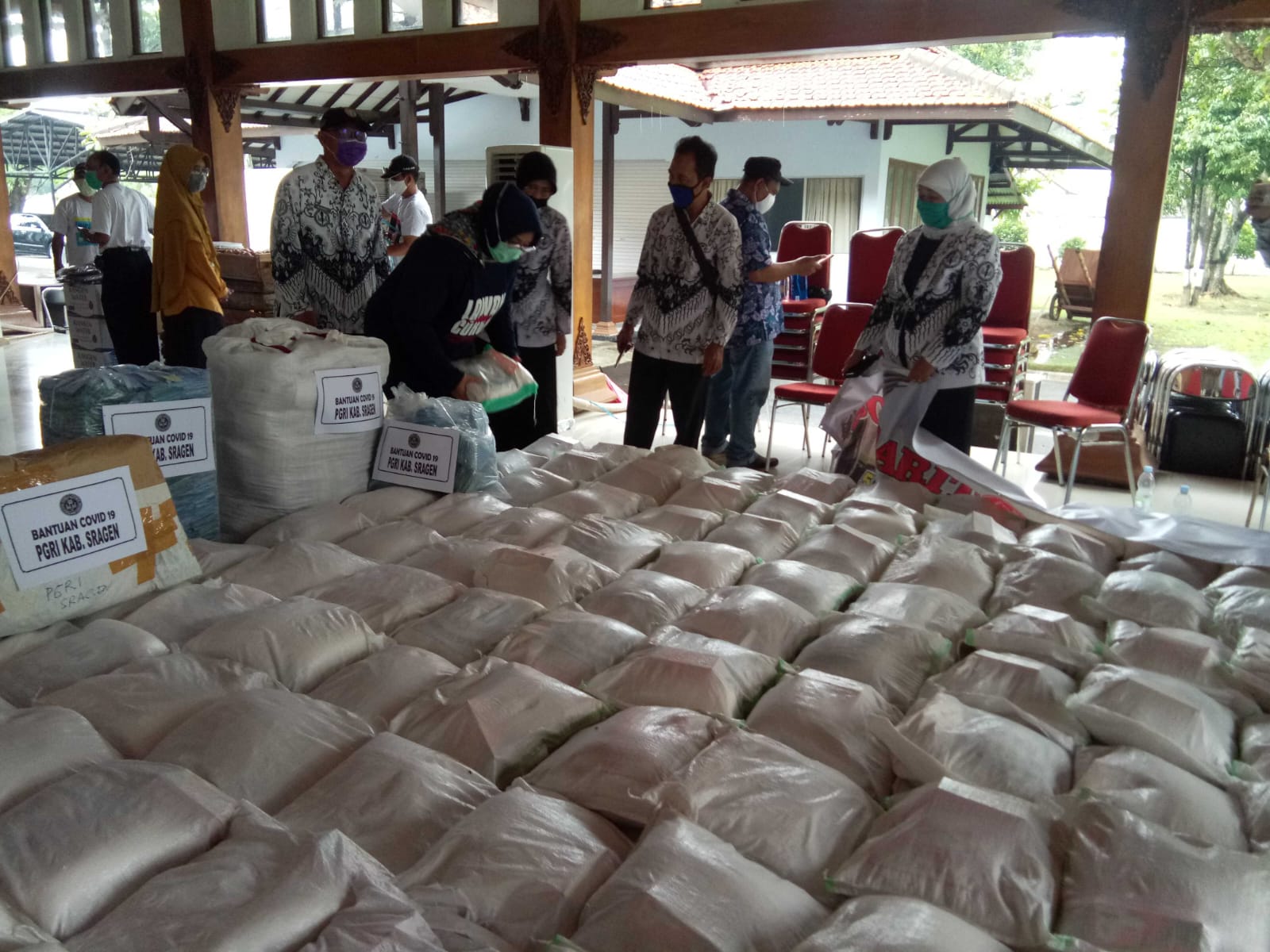 Penyaluran bantuan sosial untuk menekan angka kemiskinan di Kabupaten Sragen. (Ahmad Khairudin/Radar Solo)