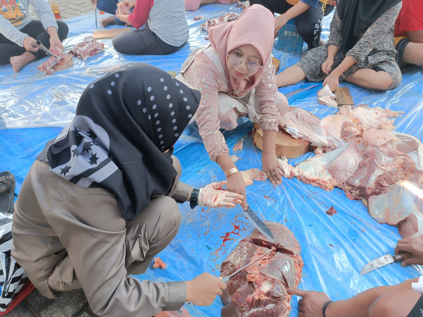 Tim Disnakan Boyolali memeriksa hati sapi di Kelurahan Siswodipuran, Senin (17/6/2024).