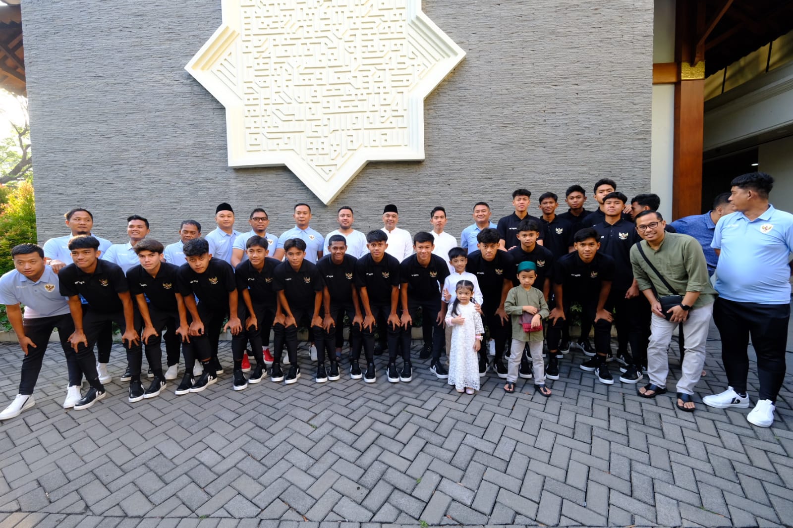 Skuad Timnas Indonesia U-16 berfoto bersama Wali Kota Surakarta, Gibran Rakabuming Raka usai jalani Salat Idul Adha di Balai Kota Surakarta, Senin (17/6/2024).