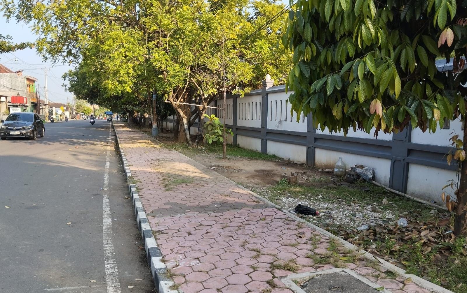 Kawasan sekitar Kantor Bupati Karanganyar sudah bersih dari PKL, Senin (17/6/2024). (Rudi Hartono/Radar Solo)