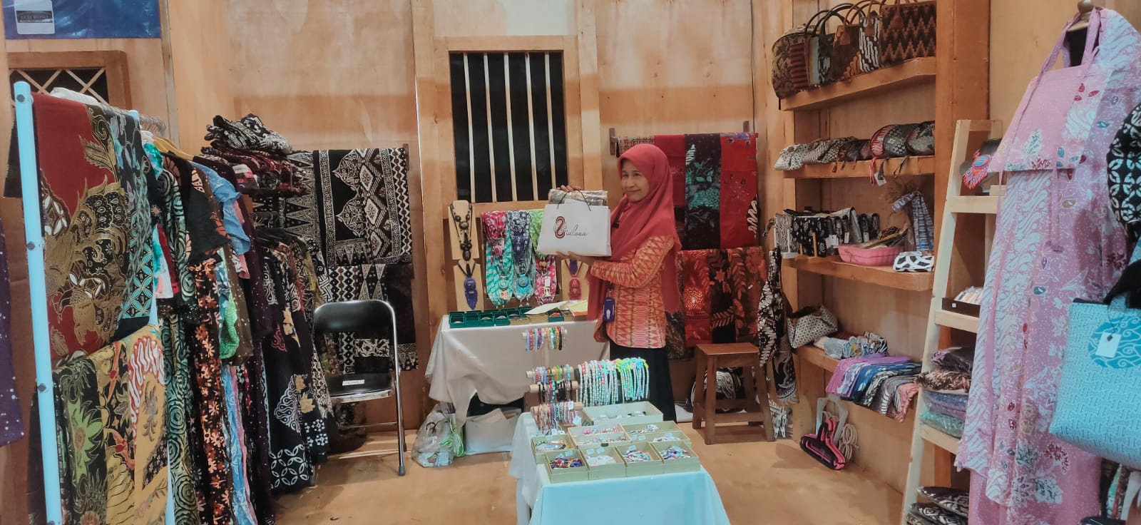 KUR dari BRI sangat membantu Nur Afidatul Azimah mengembangkan usahanya Zialova Batik terus berjalan dan berkembang.