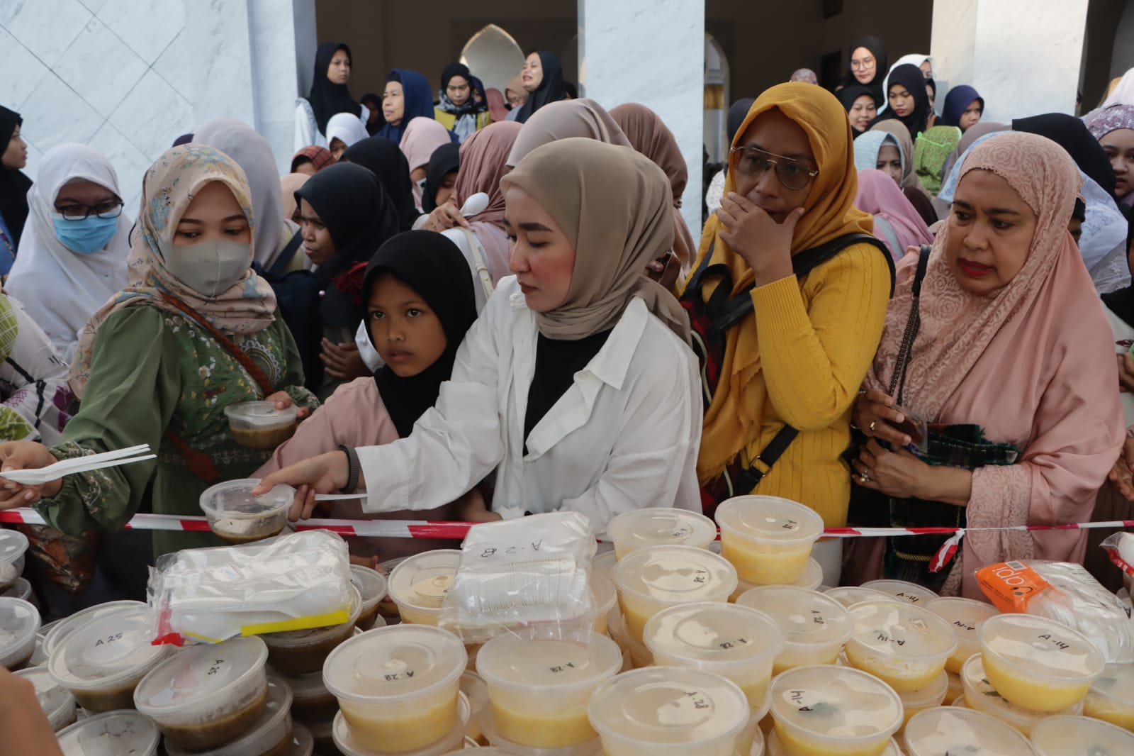 Ribuan Jamaah mendapatkan bubur usai Salat Idul Adha di Masjid Masjid Raya Sheikh Zayed Kota Surakarta, Senin (17/6/2024).