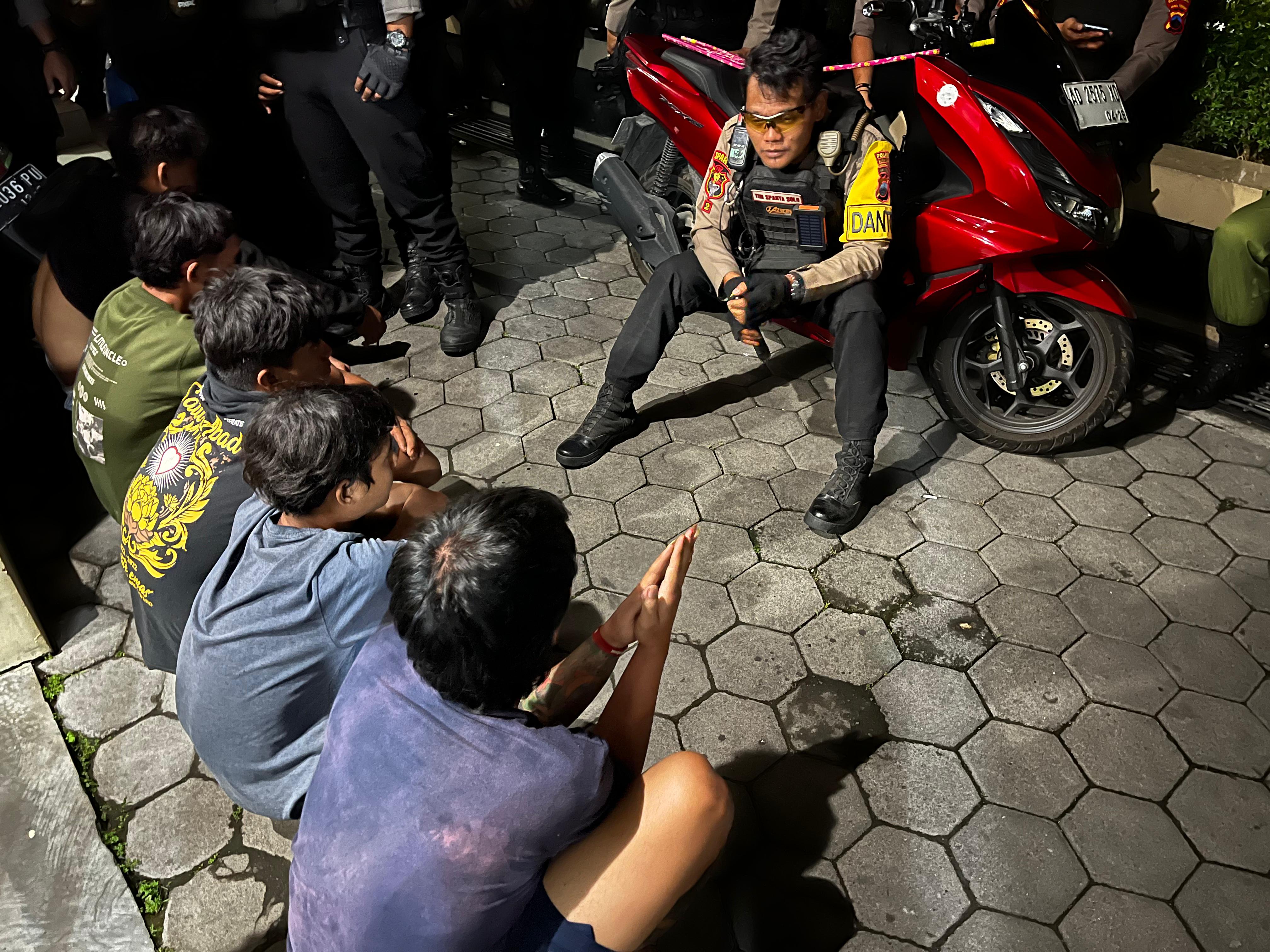 Empat pemuda asal Gemolong Sragen melakukan aksi konvoi sembari menyalakan petasan di kawasan Terminal Tirtonadi.