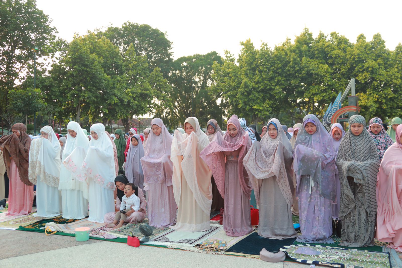Bupati Klaten Sri Mulyani (lima dari kanan) bersama jajaran tunaikan Sholat Idul Adha di Alun-Alun Klaten dilanjutkan dan penyerahan hewan kurban di Masjid Raya Klaten.