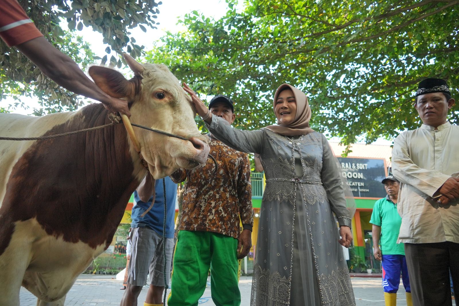 Bupati Klaten Sri Mulyani serahkan hewan kurban secara simbolis.