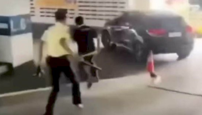 Tangkapan layar sekuriti mall di Bandung mengejar mobil SUV yang ditumpangi pasangan mesum.