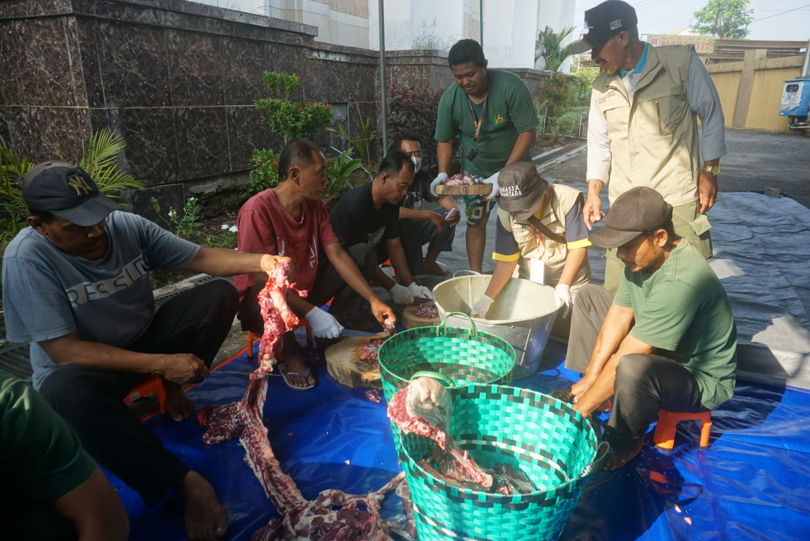 Tim DKPP Klaten saat melakukan pengecekan daging kurban di Masjid Al Aqsha Klaten. (Angga Purenda/Radar Solo)