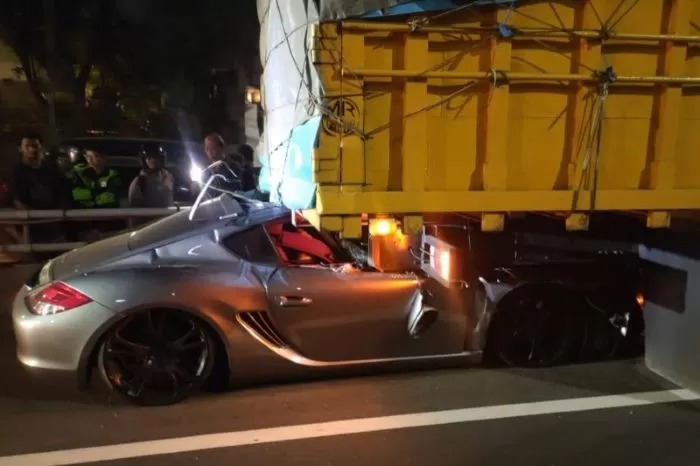 Mobil Porsche rusak parah usai menabrak bagian belakang truk besi di KM 5+200 B sebelum GT Kuningan 2, Jakarta, Rabu (19/6/2024) dini hari.