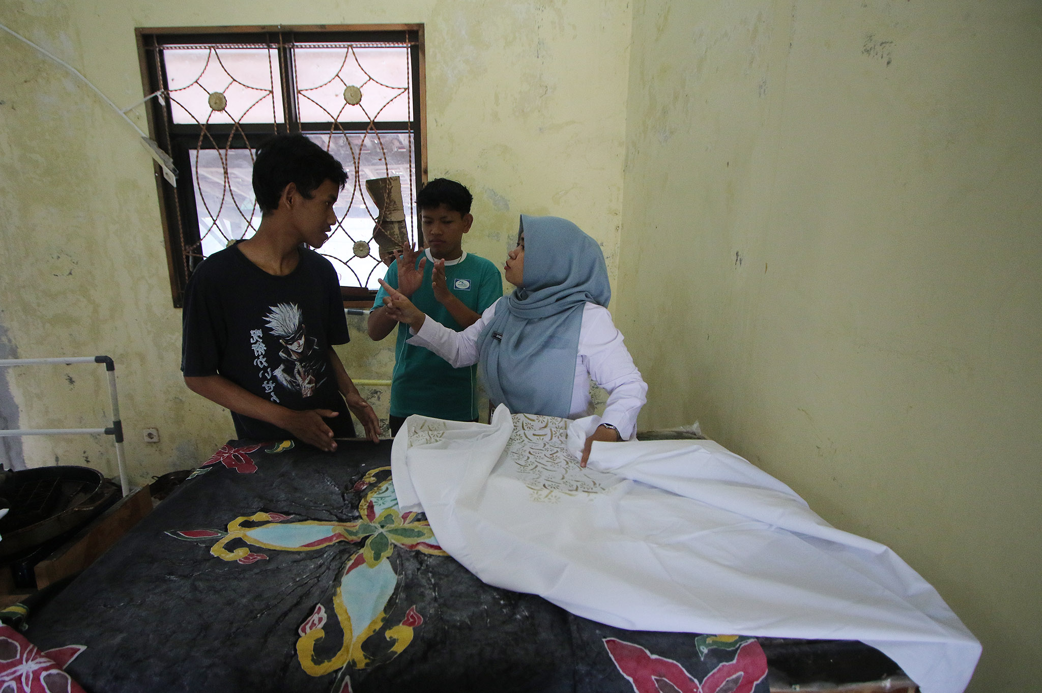 Siswa SLB Negeri Sragen memamerkan batik hasil produksinya. (Arief Budiman/Radar Solo)