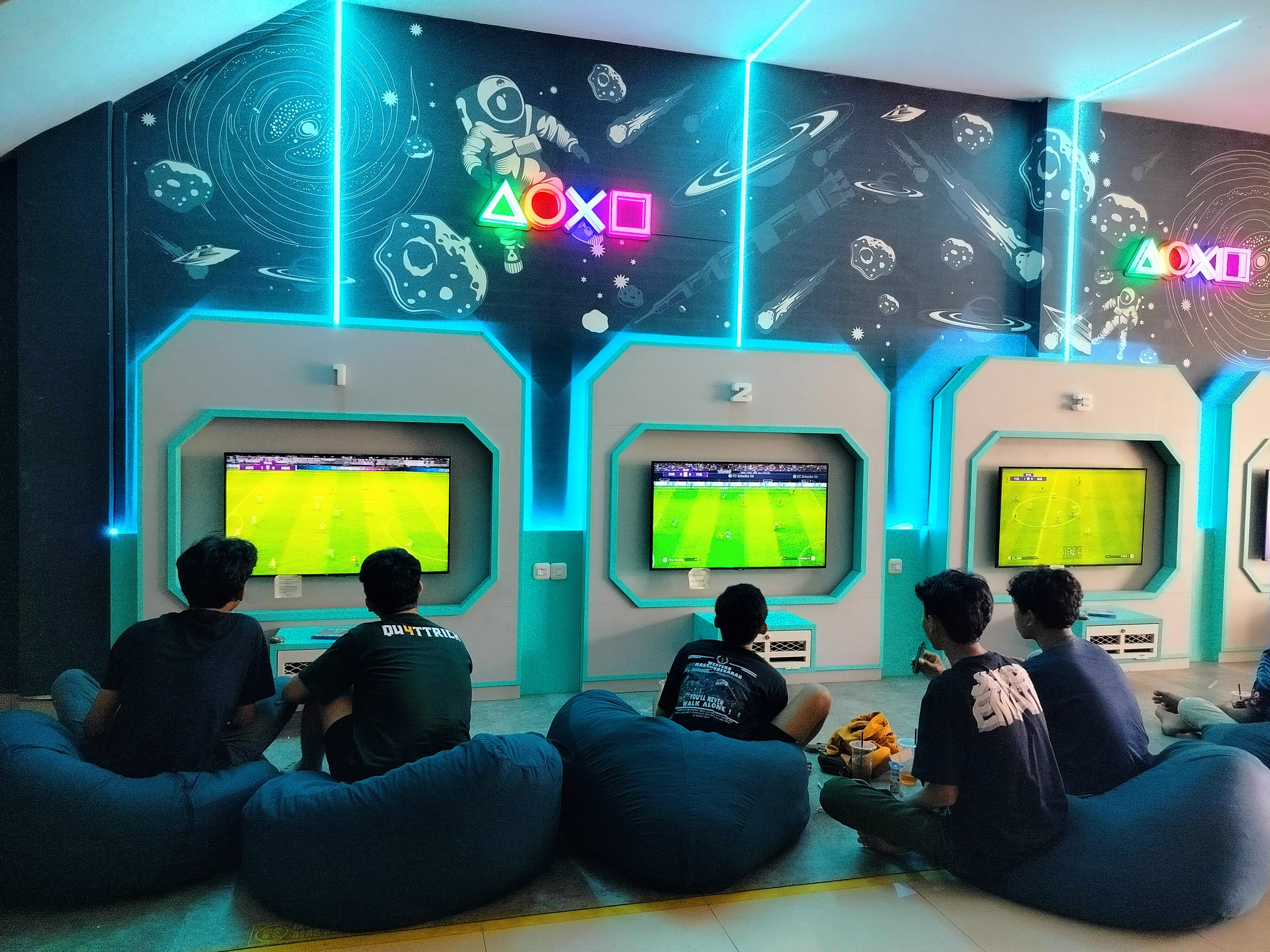 Kosmik Gaming di Solo dengan desain modern dan nyaman. (FAUZIAH AKMAL/RADAR SOLO)