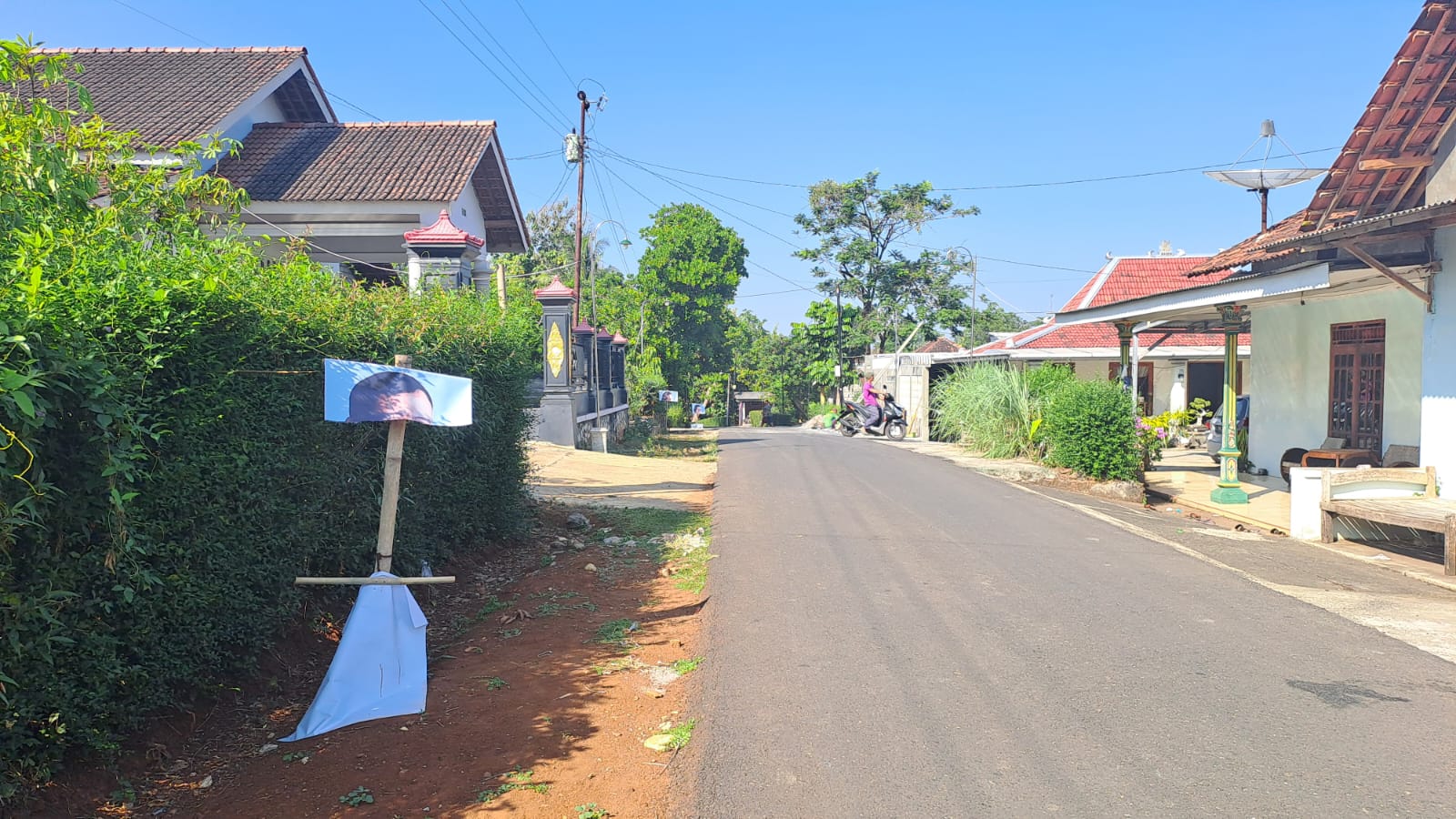 Banner bergambar Kapolda Jateng Ahmad Luthfi di Dusun Brubuh, Desa Ngadirojo Lor, Kecamatan Ngadirojo yang robek diduga akibat dirusak orang tak dikenal.