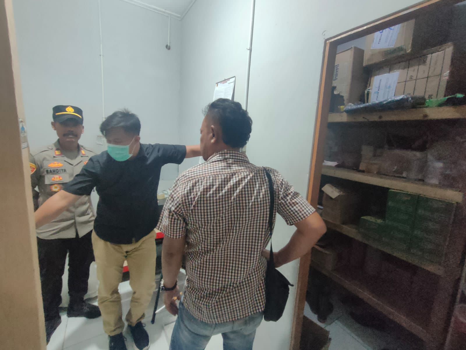 Polisi olah TKP di outlet Rocket Chicken Pokoh Kecamatan Wonogiri Kota, Rabu (19/6/2024).