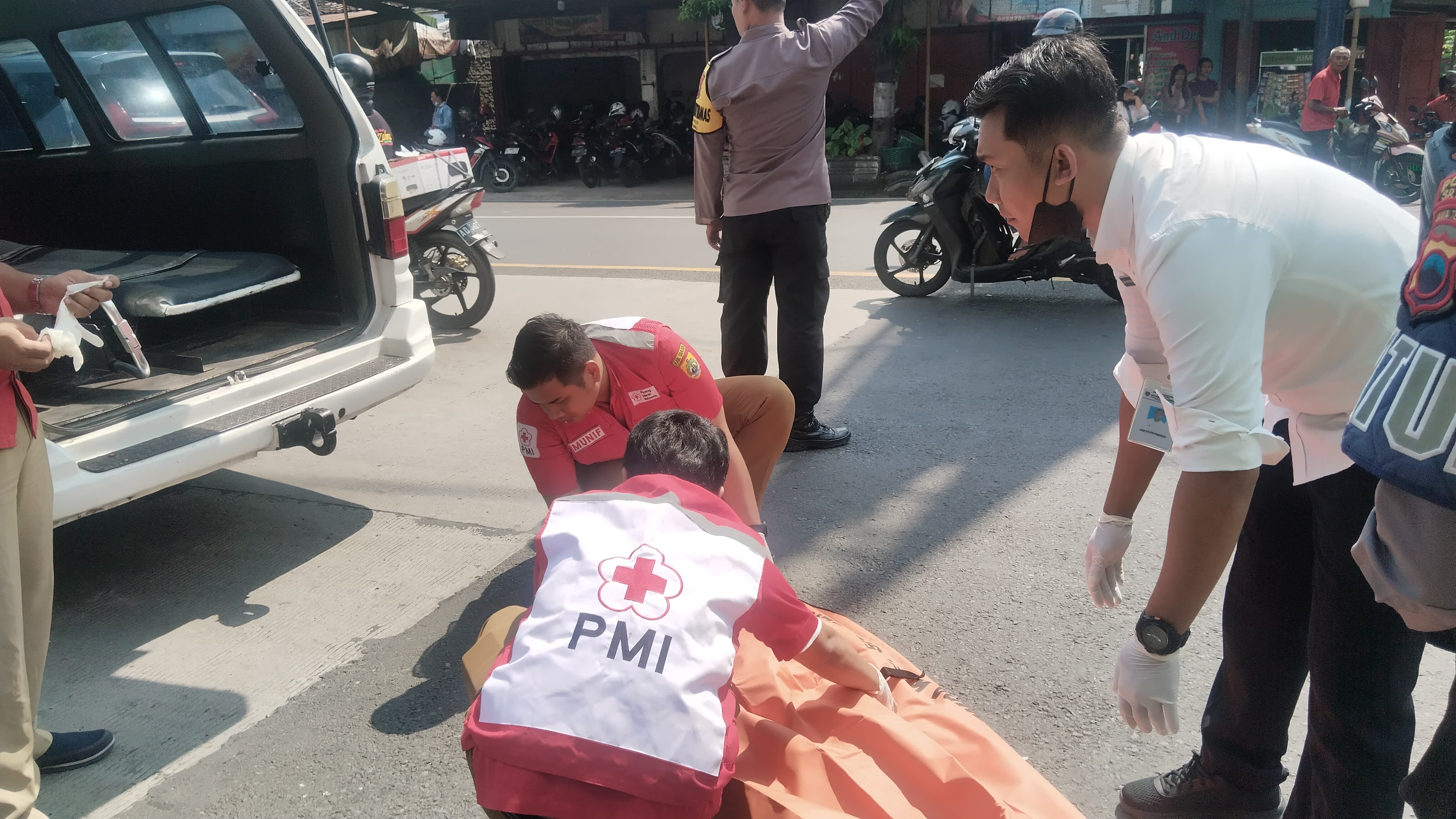 Petugas PMI Sragen evakuasi jasad lansia yang kecelakaan di Jalan Ngawi-Sragen, Ngrampal, Sragen, Rabu (19/6/2024). (Ahmad Khairudin/Radar Solo)