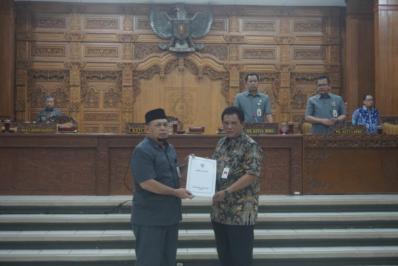 Wakil Bupati Klaten Yoga Hardaya (kanan) menyampaikan nota pertanggungjawaban pelaksanaan APBD 2023 kepada Wakil Ketua DPRD Klaten Triyono, Rabu (19/6/2024)