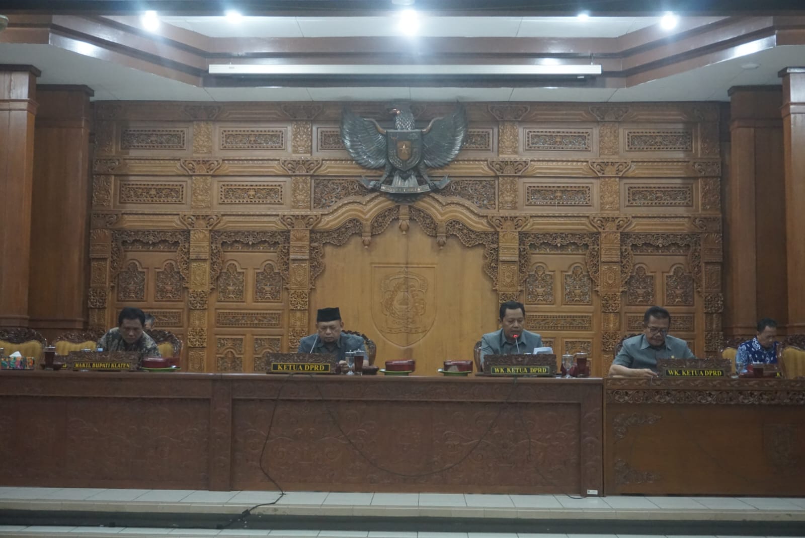 Rapat paripurna dengan agenda penjelasan dan pengantar raperda RPJP dan Kawasan Tanpa Rokok d Gedung Paripurna DPRD Klaten, Rabu (19/6/2024).