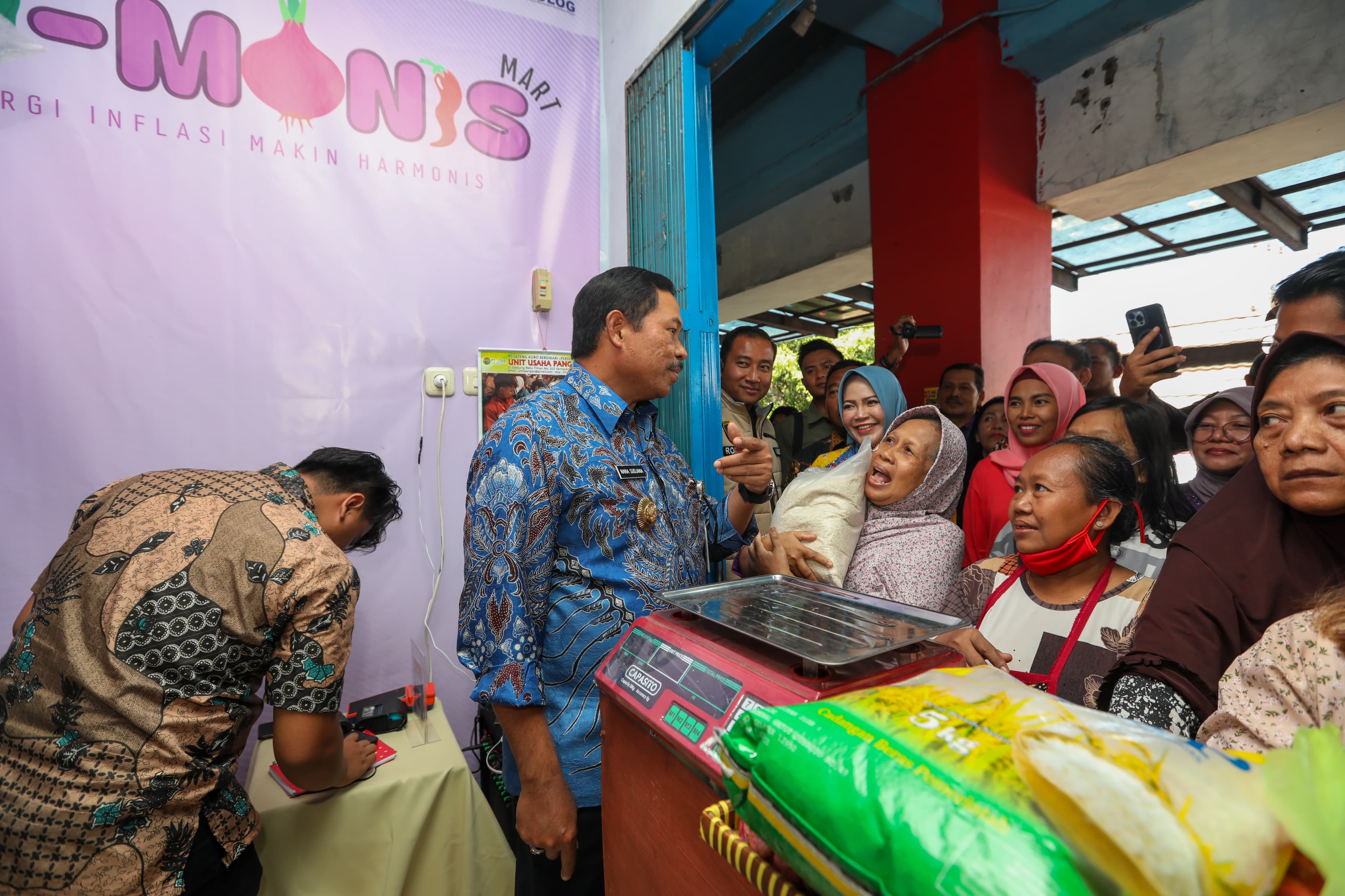 Pj Gubernur Jawa Tengah Nana Sudjana tinjau kios Si-Manis Mart di Pasar Bulu, Kota Semarang, Kamis (20/6/2024).