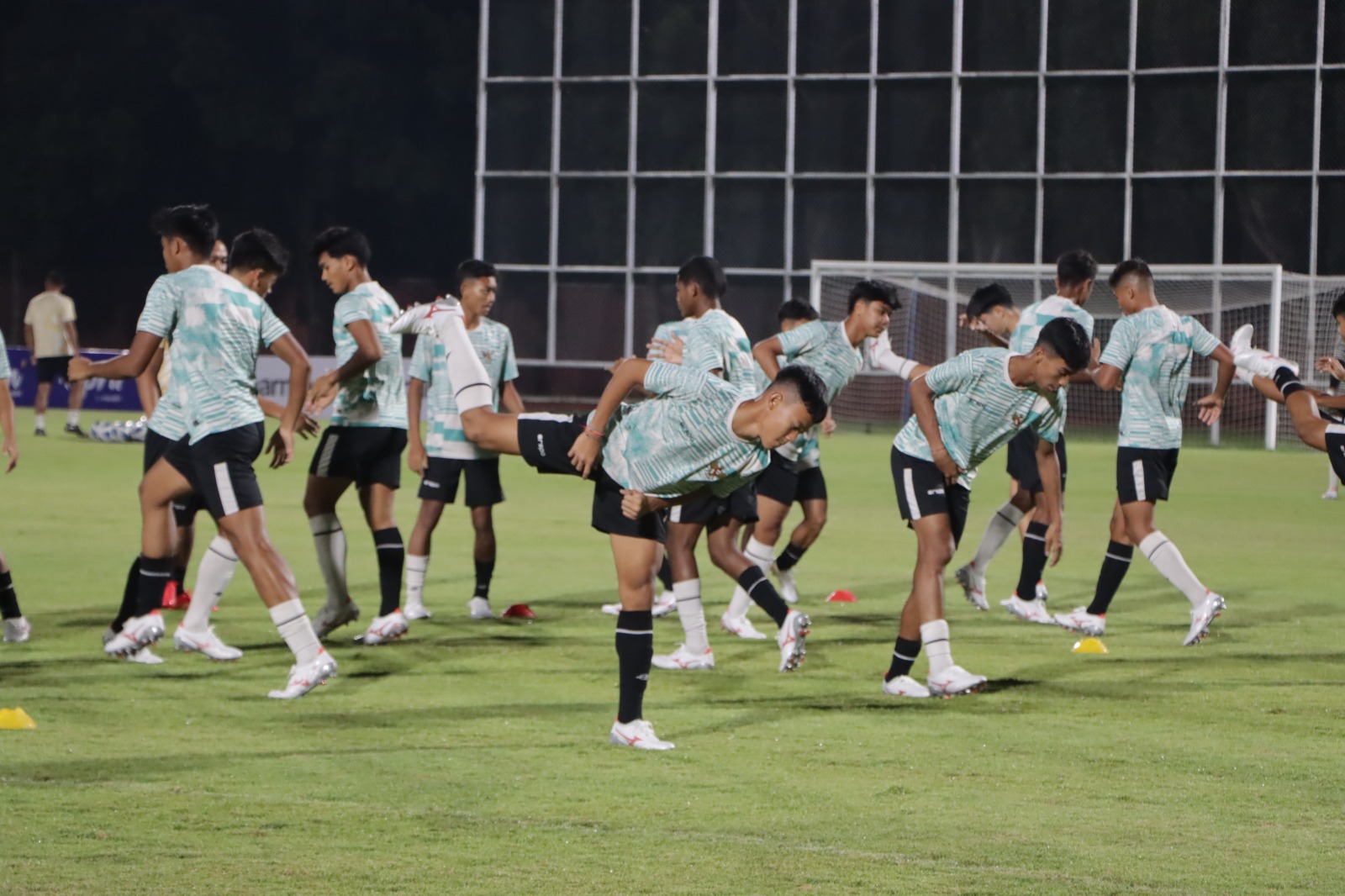 Skuad Timnas Indonesia U-16 berlatih di Stadion UNS, Kamis (20/6/2024).