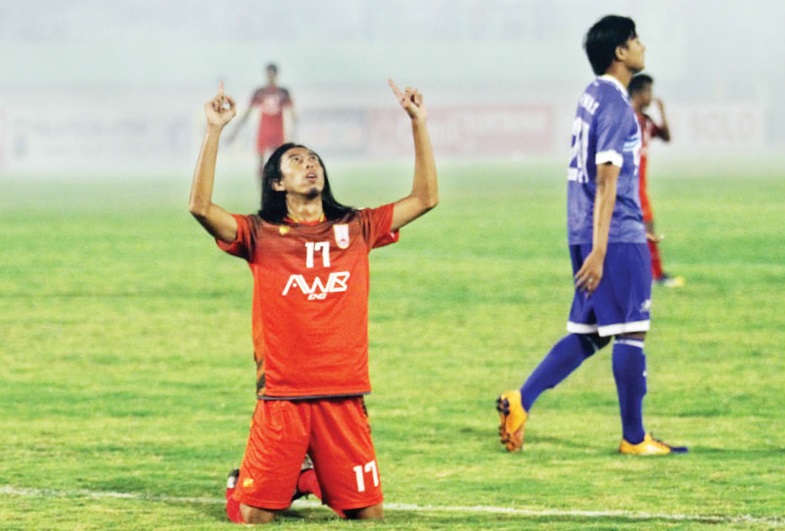 Striker Persis Solo Ferryanto usai mencetak gol ke gawang PSCS Cilacap di Stadion Wijayakusuma, Cilacap dalam ajang Piala Polda Jateng 2015