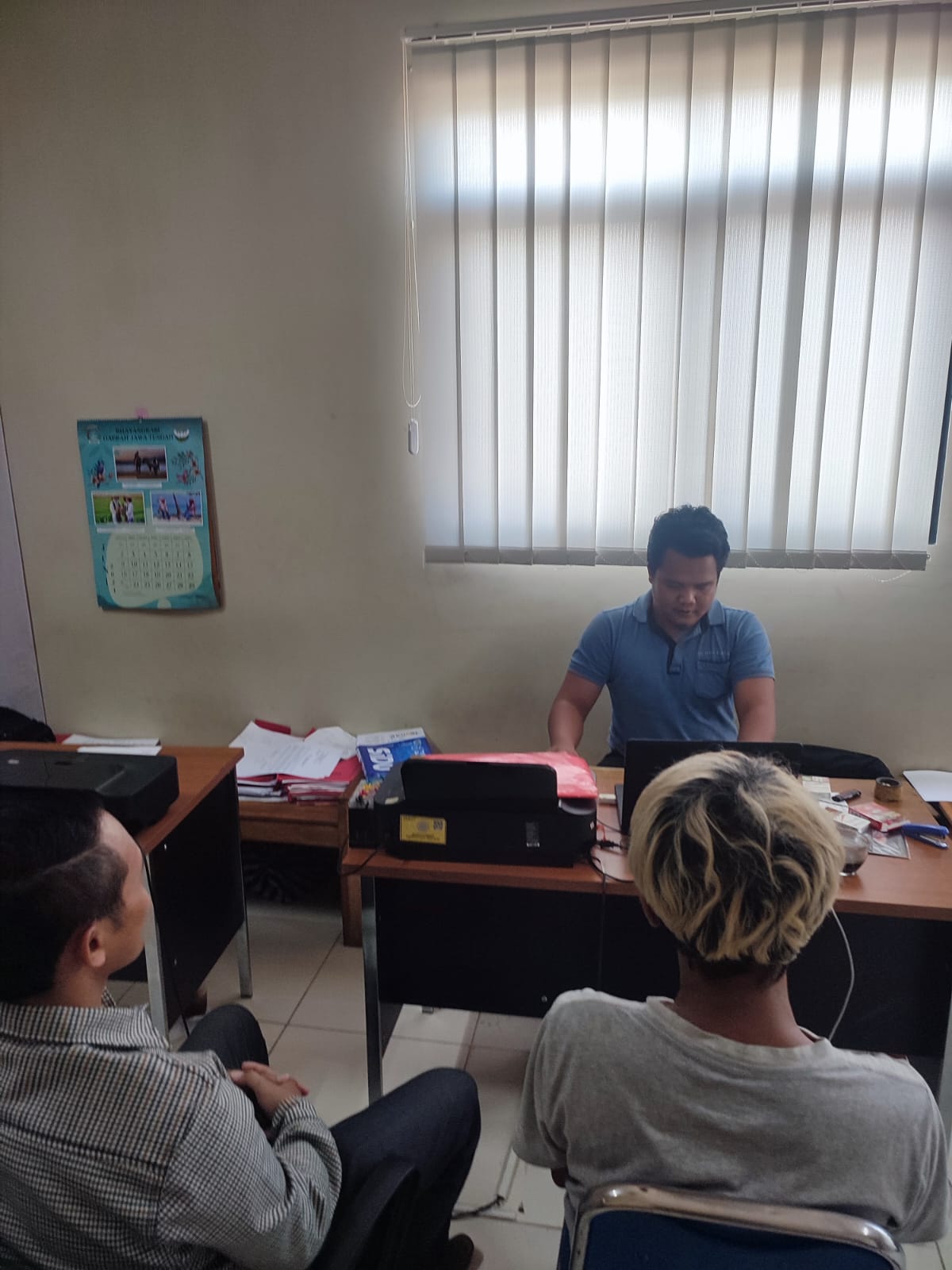 AZ, warga Kabupaten Klaten yang tertangkap edarkan sabu-sabu diperiksa di Mapolres Sukoharjo.