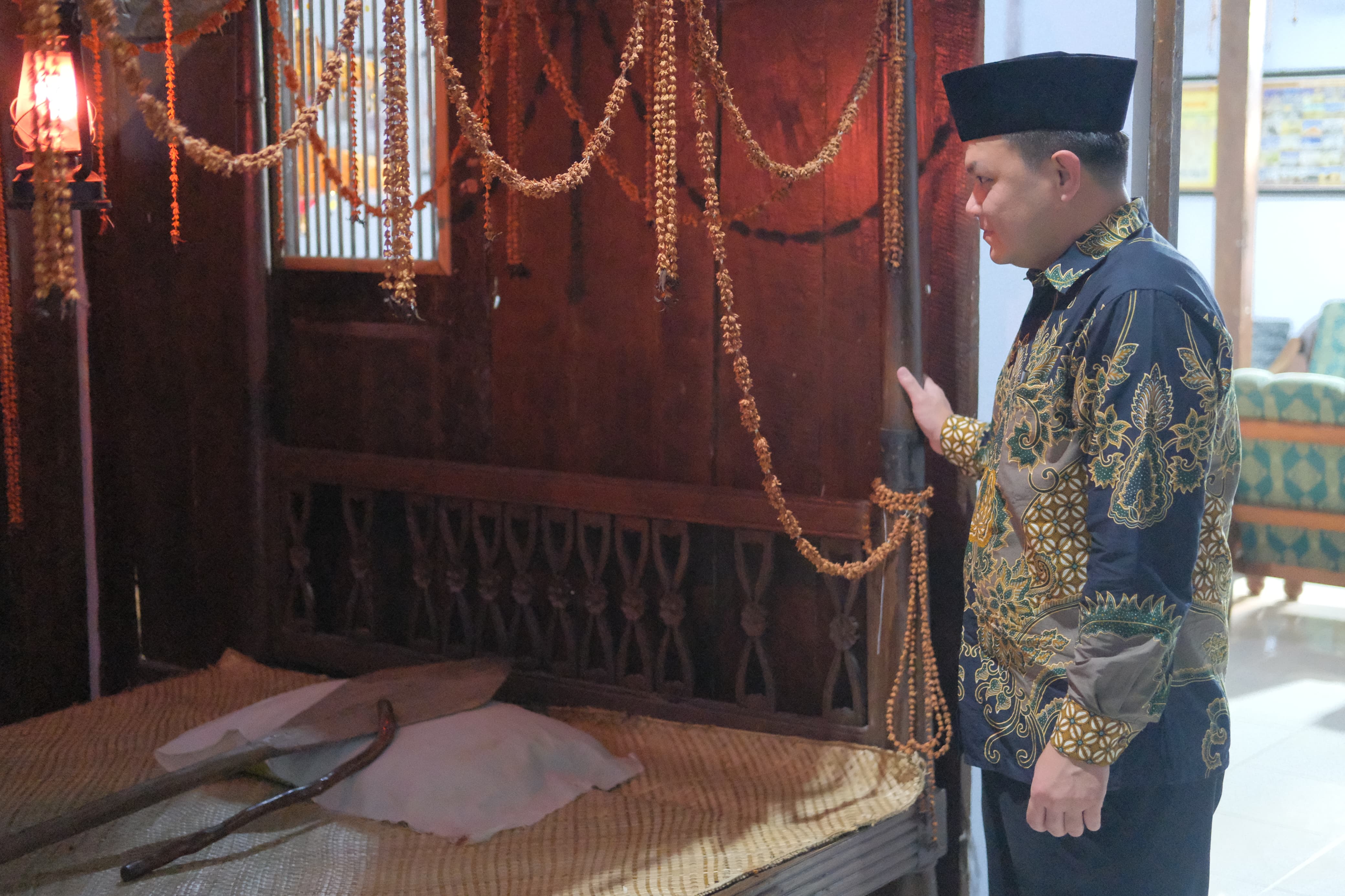 Setiawan AD 1 PM mendapat kehormatan menyaksikan kamar khusus Sunan Drajat di Lamongan, Jatim.