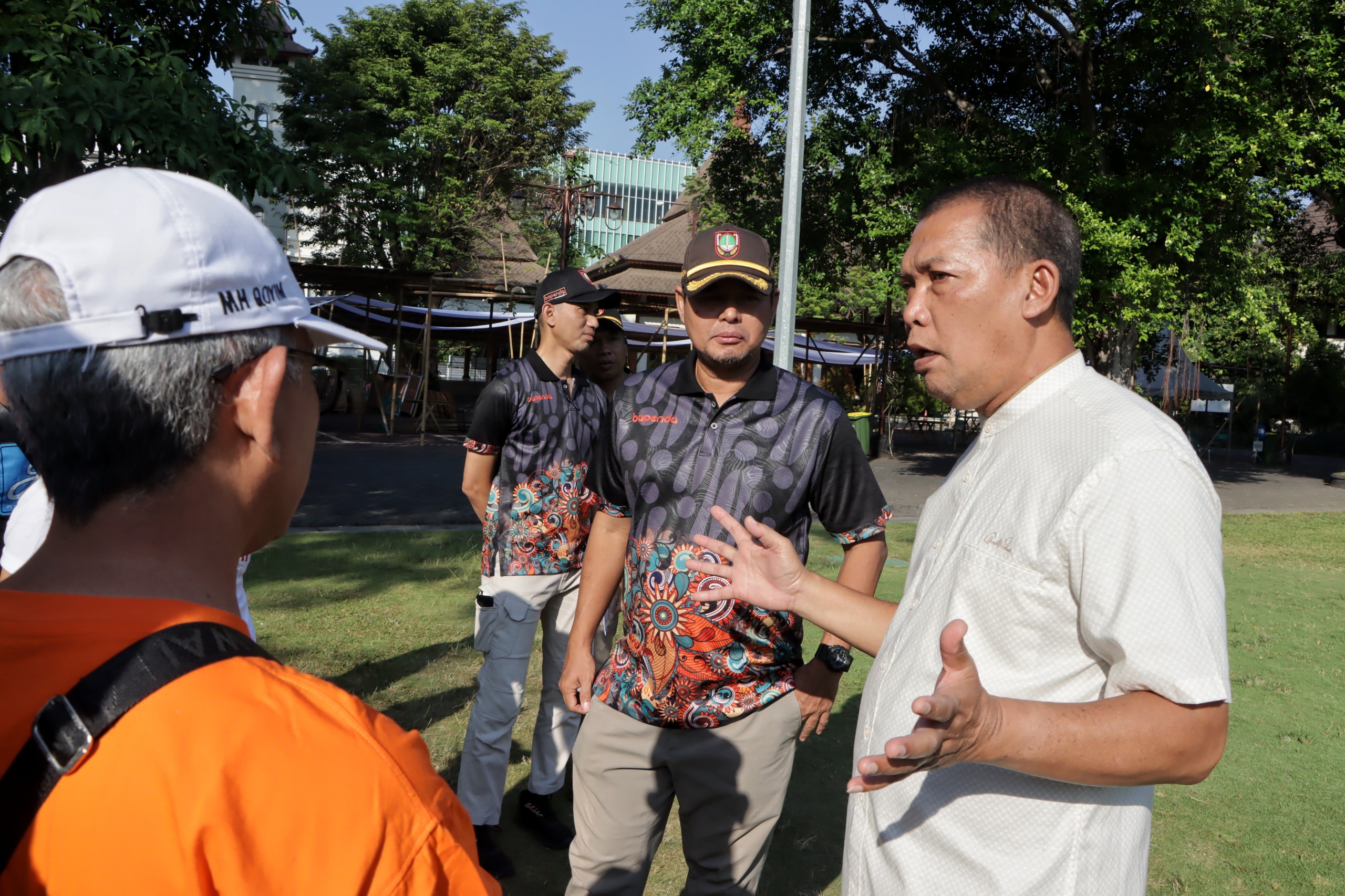 Wakil Wali Kota Surakarta Teguh Prakosa (kemeja putih) bersama Kepala Bapenda Kota Surakarta Tulus Widajat berkomunikasi dengan tim gabungan dalam  penertiban reklame liar dan kedaluwarsa.