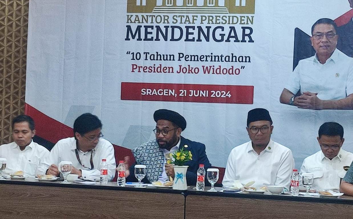 Ali Mochtar Ngabalin (tiga dari kiri) dan bacabup Sragen Sigit Pamungkas (dua dari kanan) hadir di sebuah acara di Sragen, Jumat (21/6/2024). (Rudi Hartono/Radar Solo)