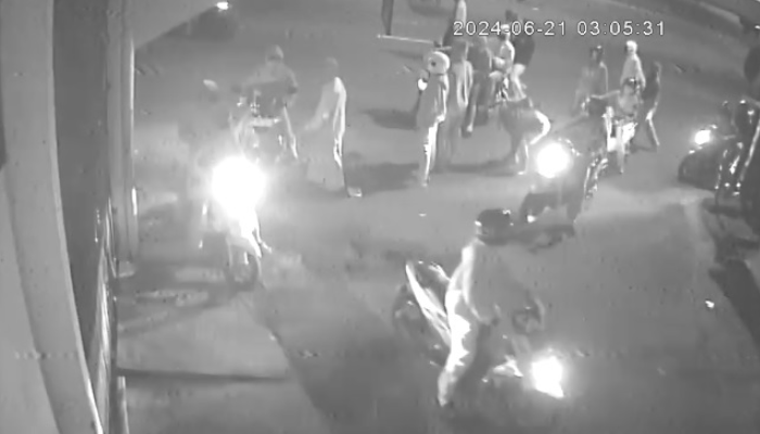 Sekelompok orang yang melakukan aksi tawuran di Pasar Kliwon, Solo terekam kamera CCTV, Jumat (21/6) dini hari.