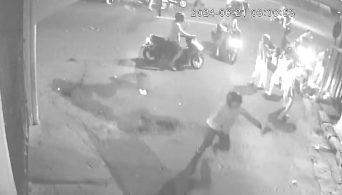 Video rekaman CCTV memperlihatkan sekelompok orang mengeroyok korban dalam aksi tawuran di Pasar Kliwon, Solo, Jumat (21/6).