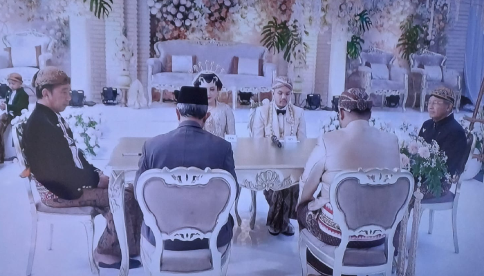 Jokowi jadi saksi akad nikah sang keponakan&nbsp;Adiyo Rimbo Galih Samudro yang persunting&nbsp;Aisyah Nooratisy, Sabtu (22/6).