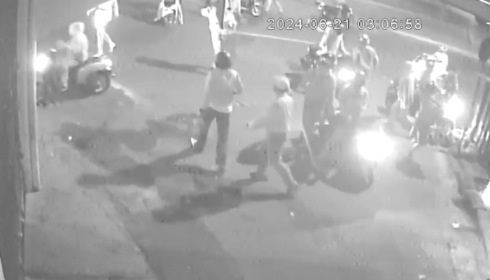 Sekelompok orang bersenjata tajam yang diduga akan melakukan tawuran di Pasar Kliwon, Solo, Jumat (21/6) dini hari.
