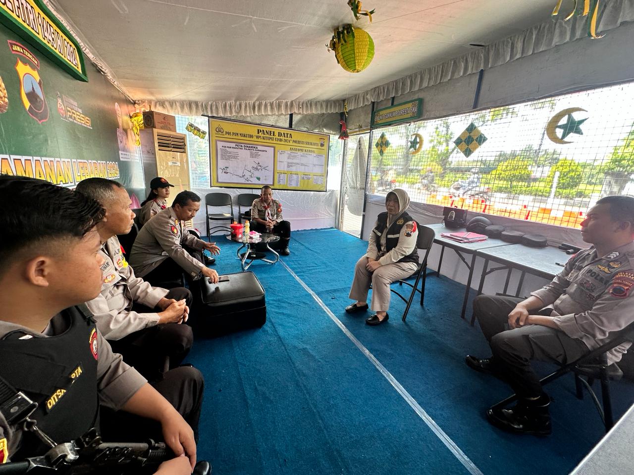 Elly Pratimi Suhemi memberi motivasi kepada anggota kepolisian yang bertugas. (A CHRISTIAN/RADAR SOLO)