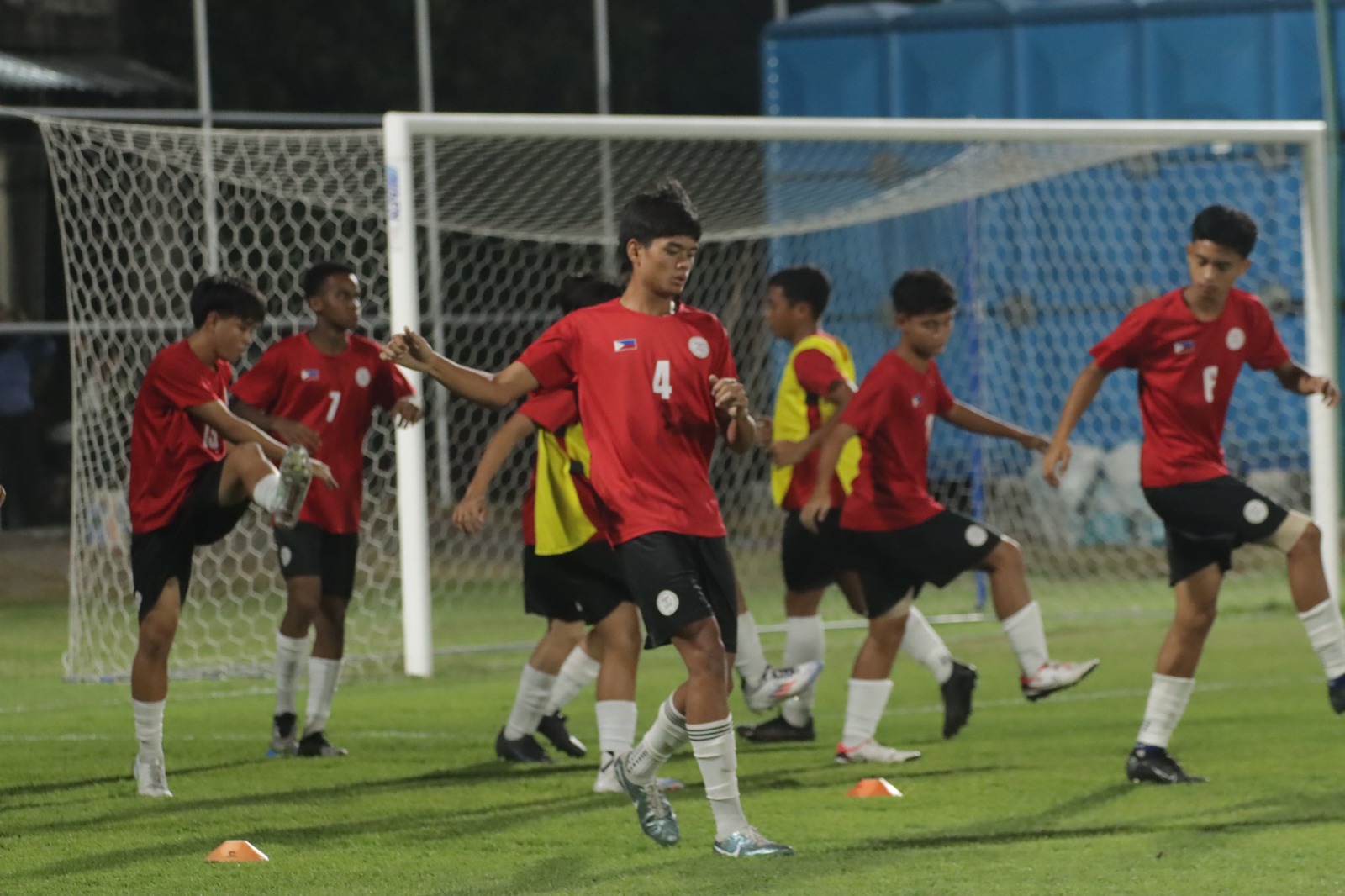 Timnas Filipina berlatih di lapangan Blulukan, Minggu malam (23/6/2024).