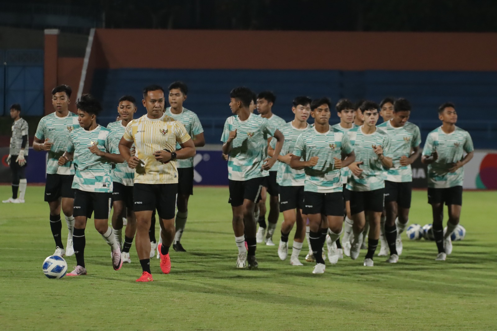Timnas Indonesia U-16 jalani Latihan di Stadion UNS, Minggu malam (23/6/2024).