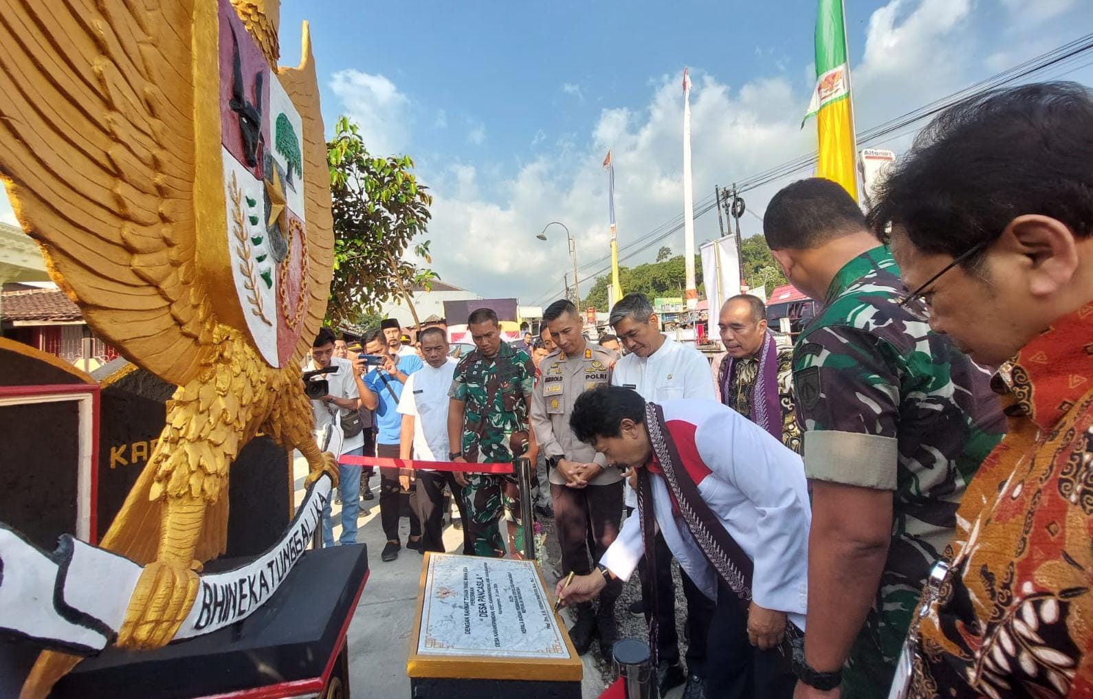 Peresmian monumen Desa Pancasila di Desa Karangpandan, Kecamatan Karangpandan, Karanganyar, Sabtu (22/6/2024). (Rudi Hartono/Radar Solo)