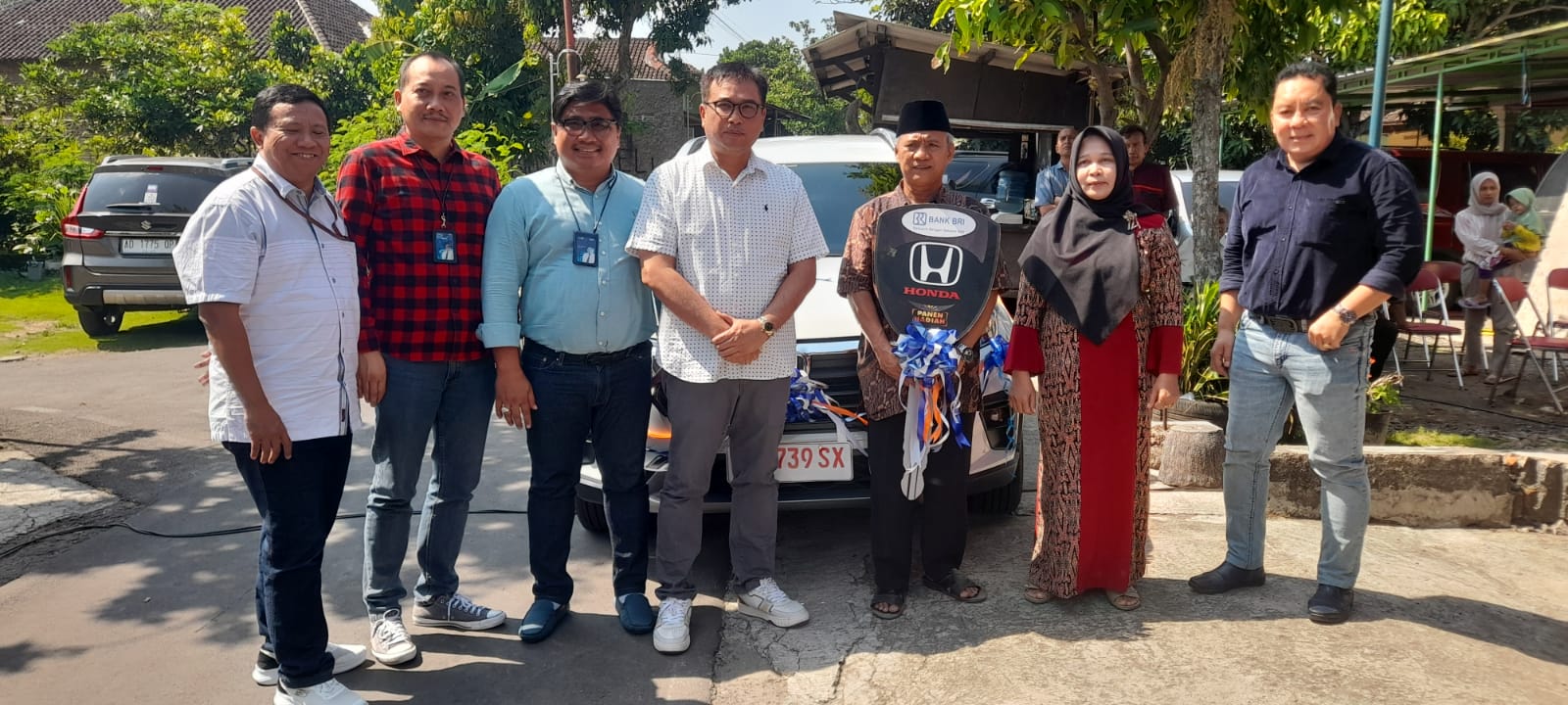 Manajemen BRI Cabang Karanganyar serahkan hadiah utama Undian Panen Simpedes  berupa mobil kepada Rusmanto, warga Tegal Gede, Karanganyar.