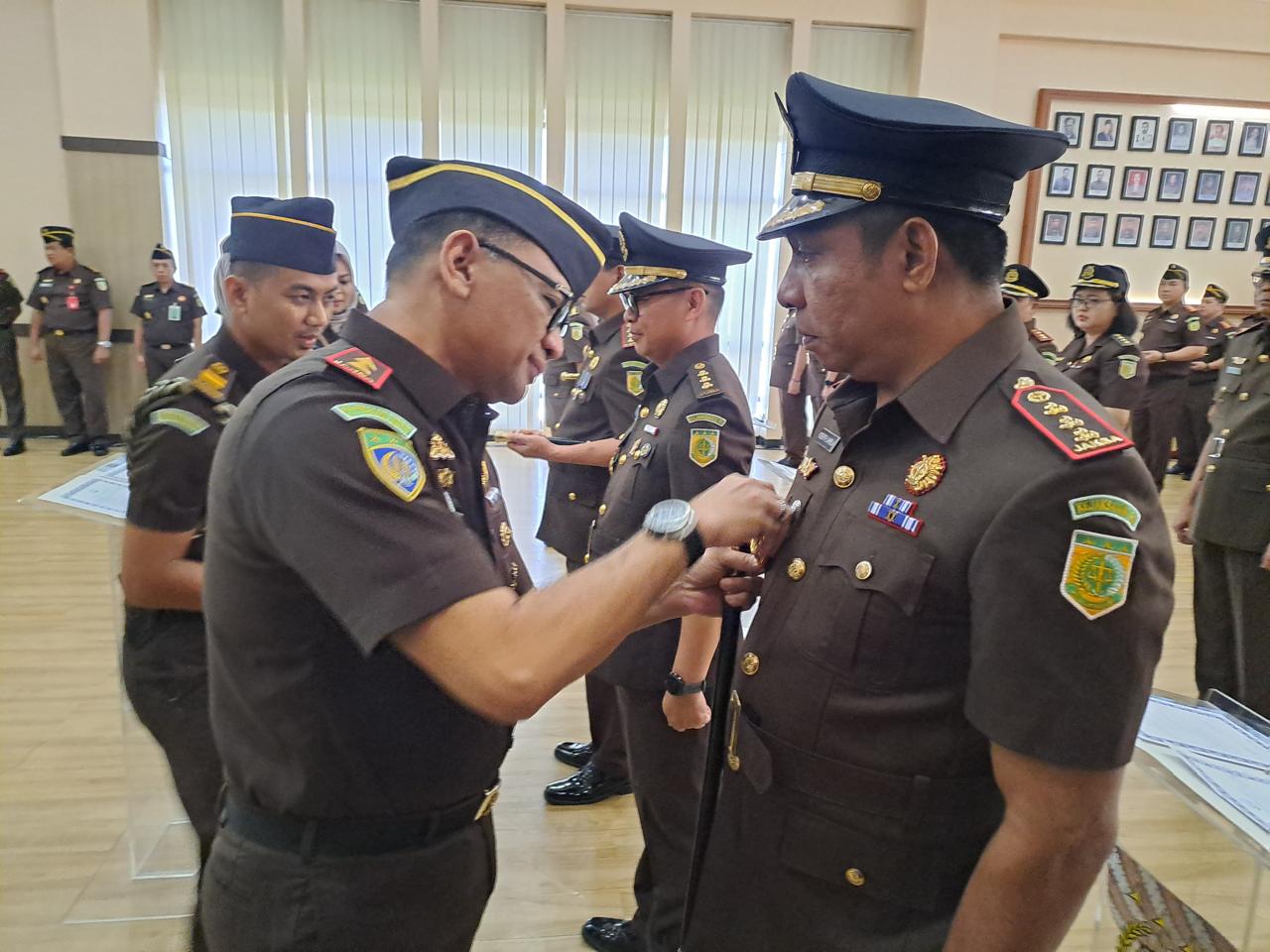 Kajati Jateng Ponco Hartanto melantik Roberth Jimmy Lambila sebagai Kajari Karanganyar menggantikan M. Zuhri, Kamis (20/6/2024).