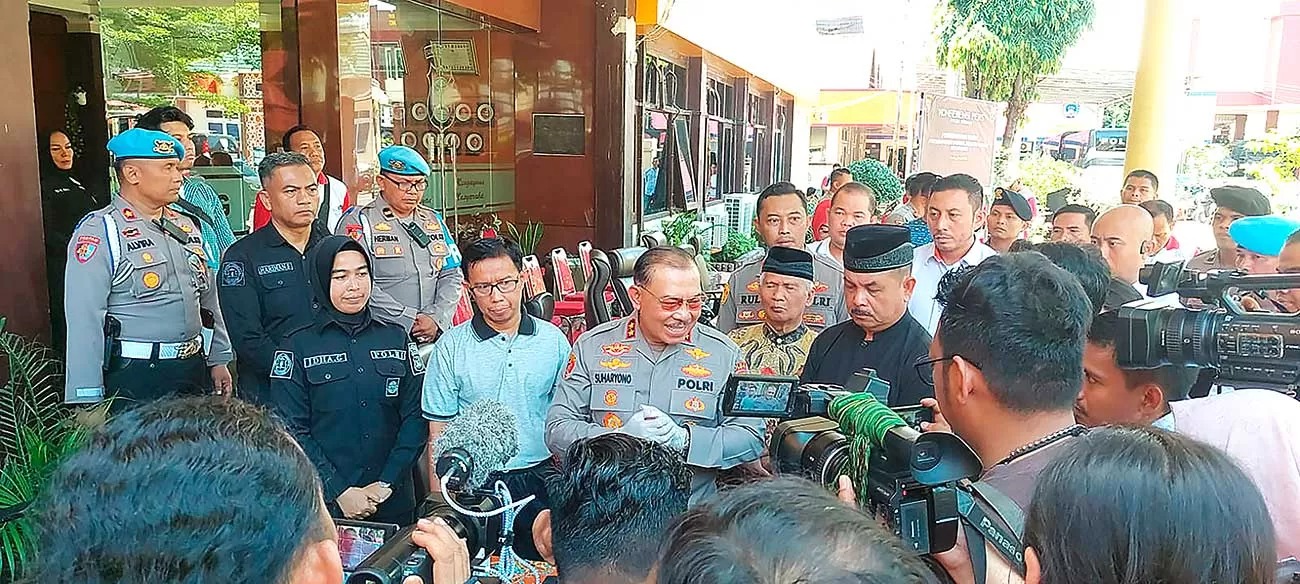 Kapolda Sumbar Irjen Suharyono menjelaskan kepada media tentang pemeriksaan anak buahnya yang diduga terlibat dalam kasus kematian Afif Maulana Minggu (23/6/2024) di Polresta Padang.