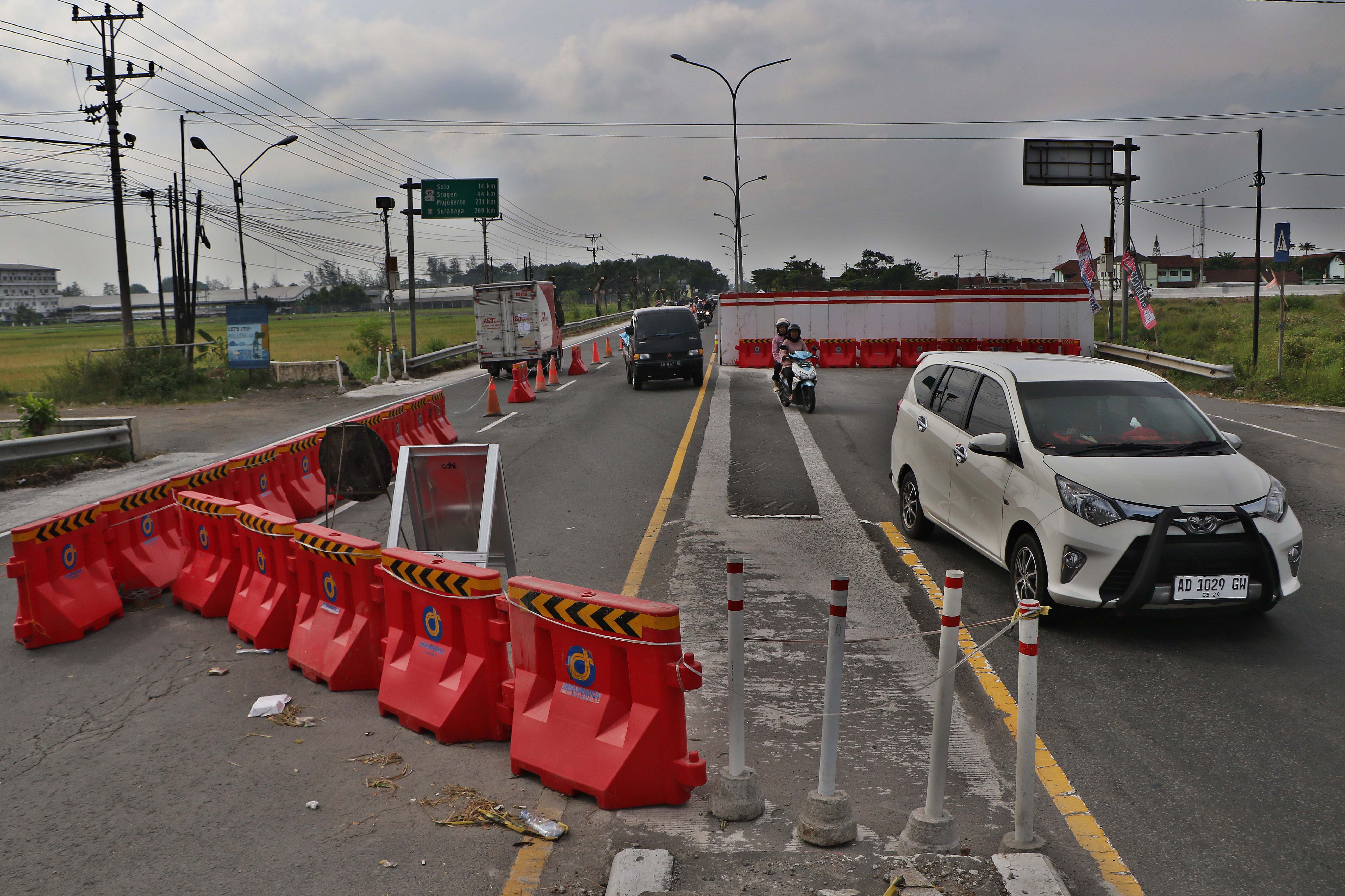 Sejumlah kendaraan dari arah timur berjalan pelan-pelan saat melintasi contraflow di Jalan Solo-Semarang, tepatnya di Exit Tol Banyudono, Boyolali, Senin (24/6).