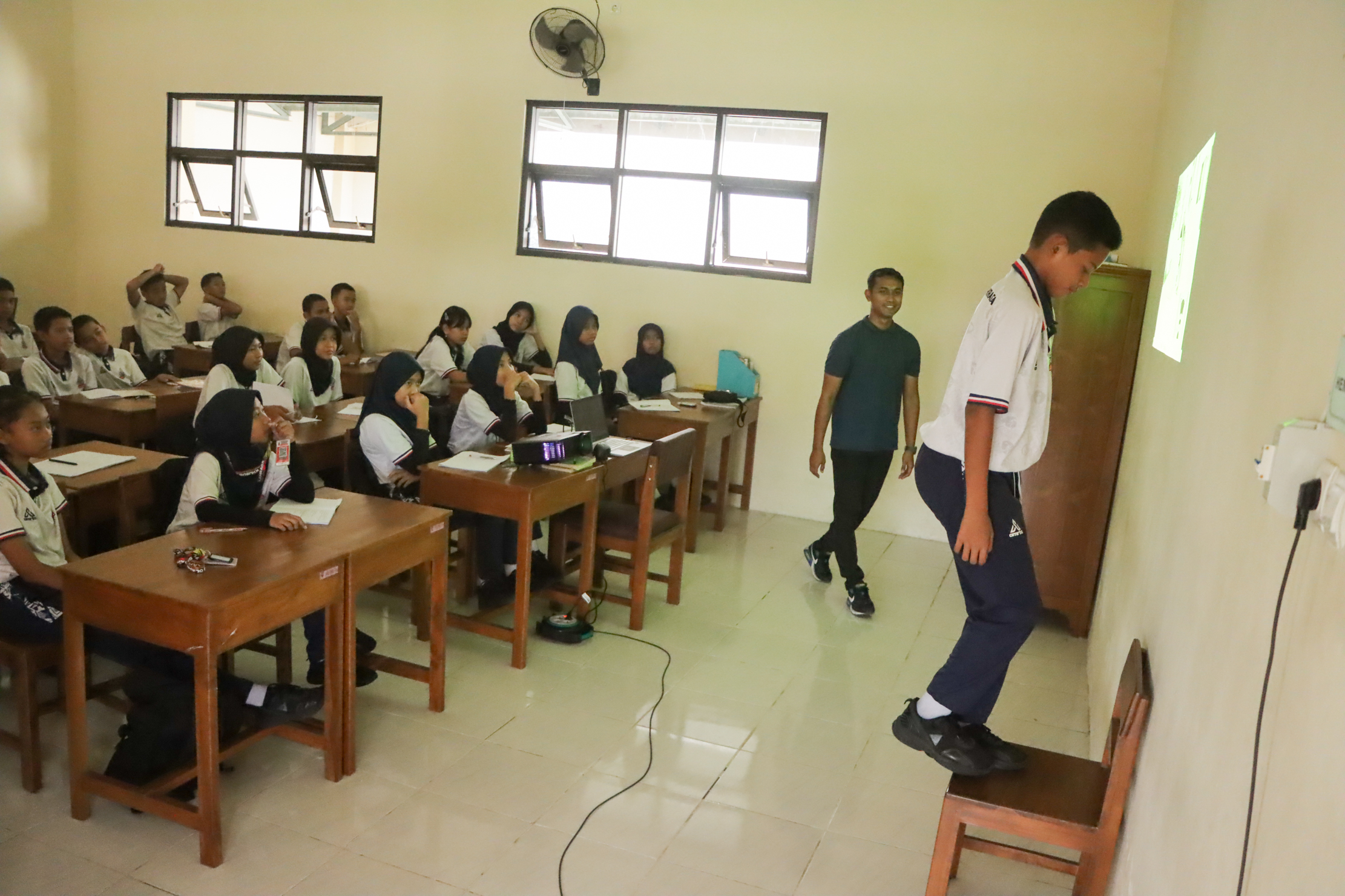 Suasana kegiatan belajar mengajar di SMP Khusus Olahraga (SKO) Solo, belum lama ini.