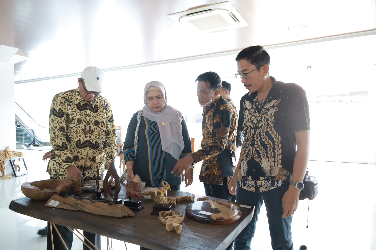 Anggota DPRD Kota Solo saat sidak ke IKM Gilingan, Kecamatan Banjarsari, Senin (24/6).