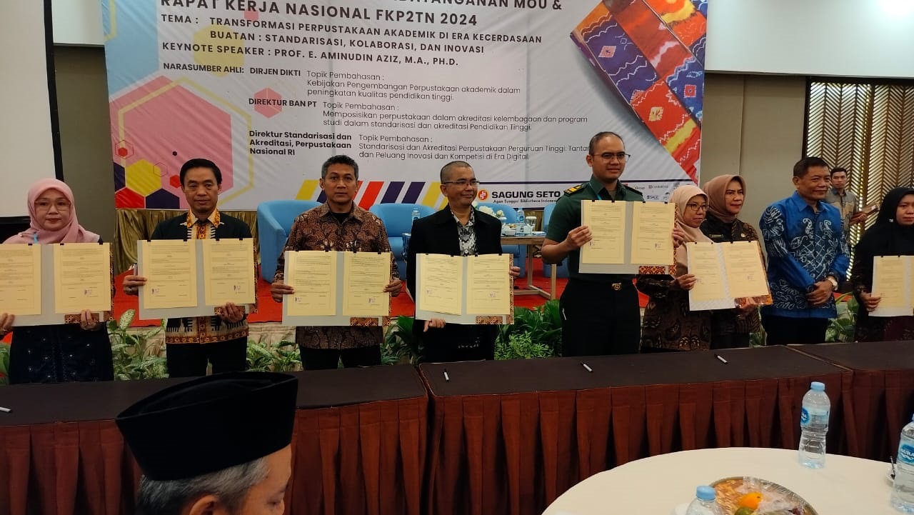 Kepala Perpustakaan ISI Solo (ketiga dari kiri) menandatangani MoU dengan Perpustakaan Nasional beberapa waktu lalu.