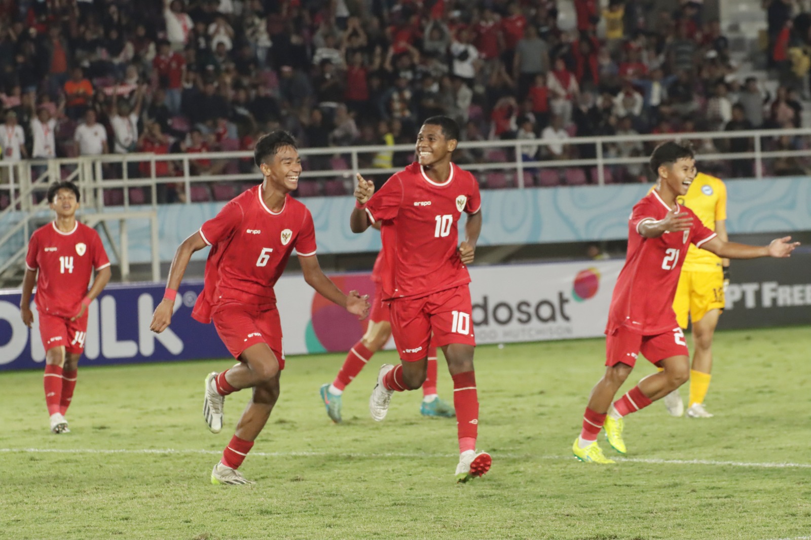 Fandi Ahmad (kanan) saat membela Timnas U-16 di Piala AFF U-26 di Kota Solo.