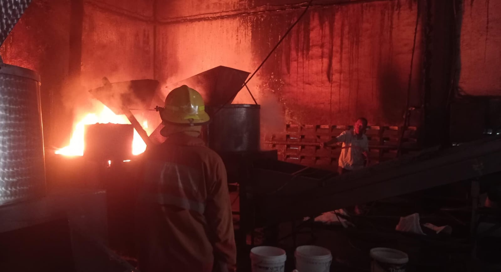 Personel Damkar Karanganyar padamkan api di PT Top Asri yang memproduksi makanan ringan.