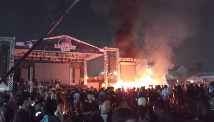 Panggung konser musik Tangerang Lentera Festival 2024 yang ricuh dan dibakar penonton, Minggu (23/6/2024) malam.