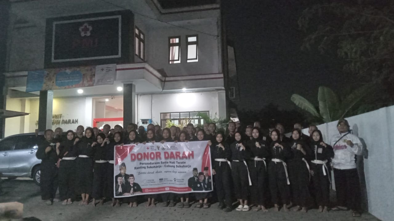 Ratusan siswa dan warga PSHT Ranting Sukoharjo di kantor PMI Sukoharjo, Sabtu  (22/6/2024).